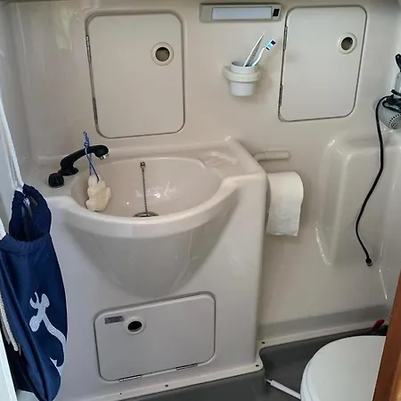 Urlaub Auf Dem Boot In Malcesine Am Gardasee Bateau-hôtel Navene