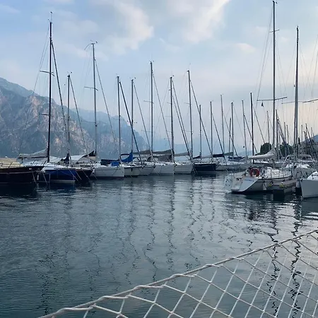 Urlaub Auf Dem Boot In Malcesine Am Gardasee Bateau-hôtel *